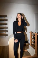 Legging deportivo de tiro alto con detalle de frunce en la parte posterior, confeccionado en tejido mate de alta elasticidad.