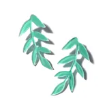 Par de aros colgantes con forma de rama con hojas, color verde agua.