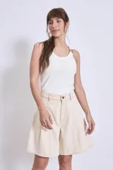 Musculosa marrón de canalé con cuello redondo y detalle de argolla dorada en el tirante.