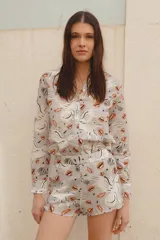 Camisa de lino y algodón con estampado de lobos, besos y la palabra 'Amour' en gris, blanco y naranja. Calce recto con cuello solapa.