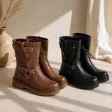 Bota de caña media confeccionada en cuero, con diseño de hebillas laterales decorativas y suela track resistente.
