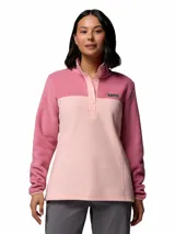 Buzo de polar con cierre frontal parcial de botones a presión, cuello alto y diseño de bloques de color en tonos rosados. Cuenta con el logo de la marca bordado en el pecho.
