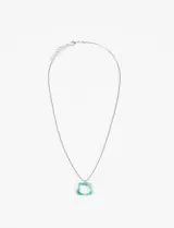 Collar plateado con dije irregular de resina color verde agua.