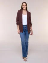 Blazer de crep color bordó de la marca BBJ, con cuello solapa, bolsillos delanteros y mangas tres cuartos con frunce.