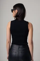 Top rojo de punto acanalado, sin mangas y con cuello redondo.