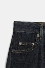 Jeans de tiro medio con corte balloon leg y largo al tobillo. Presenta diseño de cinco bolsillos, cintura con trabillas y cierre frontal con cremallera y botón metálico.