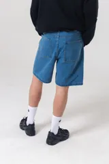 Bermuda cargo de algodón negro con calce relajado, bolsillos laterales aplicados y diseño utilitario.