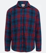 Camisa masculina de franela a cuadros en tonos rojo y azul, de corte comfort, con cuello camisero, manga larga y abotonadura frontal.