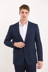 Ambo de corte entallado en color azul oscuro, compuesto por saco de dos botones con solapa clásica y pantalón de vestir a juego.