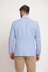 Blazer beige de corte slim fit, con solapas de muesca, cierre de dos botones, dos bolsillos delanteros con solapa y un bolsillo de parche en el pecho con pañuelo de bolsillo estampado.