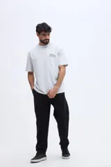 Pantalón de jogging negro de felpa sin frisa, confeccionado en 100% algodón, de corte relajado y diseño liso.