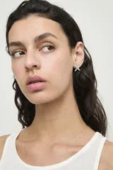 Aros tipo stud con diseño de estrella de mar, con acabado plateado.