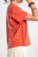 Remera de algodón peinado con efecto lavado, cuello redondo y mangas cortas, de calce ajustado al cuerpo.