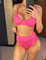 Conjunto de bikini fucsia brillante con corpiño con aros y relleno removible, y bombacha de tiro alto.