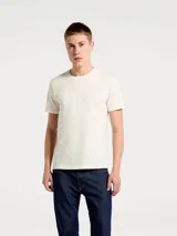 Camiseta de manga corta con cuello redondo, confeccionada en tejido de punto con textura de rayas verticales sutiles.