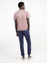 Pantalón de hombre de corte chino, color azul marino, con cinco bolsillos y ruedo doblado.