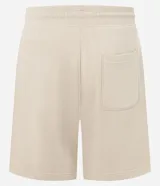 Bermuda masculina de corte slim, confeccionada en tejido de algodón con felpa. Presenta cintura elástica con cordón ajustable, bolsillos laterales y una pequeña etiqueta aplicada en el ruedo.