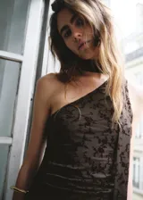 Vestido largo marrón con diseño asimétrico de un solo hombro, confeccionado en tela de terciopelo con estampado flocado de motivos florales y botánicos.