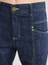 Pantalón de jean celeste de corte recto con pespuntes verticales en el frente.