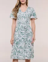 Vestido midi de rayón con estampado de hojas en tonos verde oscuro y blanco. Cuenta con escote en V, pechera fruncida con punto smock, mangas cortas con detalles de pompones en los bordes y lazo ajustable en la cintura.