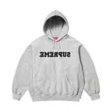 Hoodie Supreme gris con capucha, bolsillo tipo canguro y logo Supreme estampado al revés en el pecho.