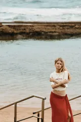 Remera blanca de algodón con corte oversized, cuello redondo y estampado frontal con texto en color rojo.