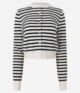 Cardigan de punto con diseño a rayas horizontales en blanco y negro. Presenta cuello redondo, cierre frontal con botones y corte ajustado de estilo cropped.