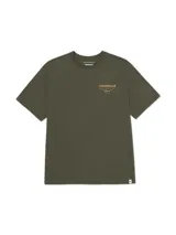 Remera de manga corta y cuello redondo color verde militar, con gráfico bordado en el pecho y parche de la marca en el dobladillo.