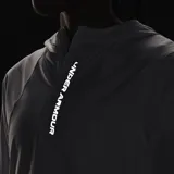 Campera blanca con capucha, cierre frontal completo y logo Under Armour en el pecho.