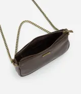 Cartera tipo baguette de la marca Satinato, confeccionada en poliuretano color marrón con acabado que imita el cuero. Presenta cierre superior con cremallera, placa metálica con el logo de la marca en el frente y correa de cadena metálica dorada desmontable.