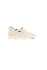 Zapatillas slip-on de cuero vacuno color off-white, sin cordones, con textura delicada, inserciones elásticas laterales y suela flexible y ligera.