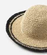 Sombrero bucket de paja trenzada color beige con detalles en contraste negro en el ala.