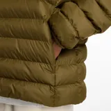 Campera acolchada New Balance con capucha, cierre frontal bidireccional y puños elásticos. Presenta un diseño liso en color verde militar con el logo de la marca bordado en el pecho.