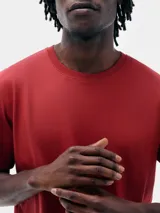 Camiseta marrón de corte recto y mangas cortas.