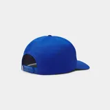 Gorra azul marino con visera curva y cierre ajustable en la parte posterior. Cuenta con un escudo bordado en hilo blanco en la parte frontal con la inscripción "EMESTUDIOS".