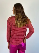 Top tejido calado color celeste, con escote en V y mangas largas.