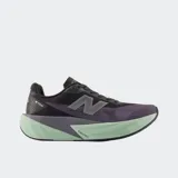 Championes de running New Balance modelo FuelCell Rebel v5, con diseño aerodinámico en tonos negro, gris y verde menta. Presentan una entresuela reactiva con tecnología FuelCell y una parte superior de malla técnica ligera.