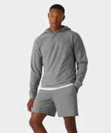 Hoodie negro de manga larga, con capucha y calce relajado, confeccionado en tejido ligero y suave.