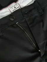 Pantalón chino negro de corte regular fit con dobladillo, tiro medio, cierre con cremallera y bolsillos estilo chino.