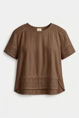 Blusa marrón de manga corta con cuello redondo y detalles de encaje calado en los hombros, mangas y parte inferior.