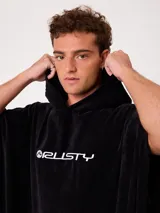 Poncho de toalla negro con capucha y logo bordado en el pecho, diseño amplio y cómodo.