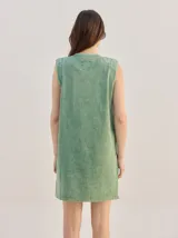 Vestido tipo remerón color gris con efecto acid wash, corte holgado, cuello redondo y sisas anchas con hombreras. Cuenta con bordado del logo en hilo oscuro en el pecho.