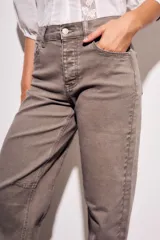 Jean de corte baggy barrel con tiro medio, confeccionado en denim de algodón con un ligero lavado en tono grisáceo.