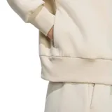 Campera deportiva con capucha y cierre frontal completo. Presenta un diseño minimalista en color beige, con puños y ruedo acanalados que brindan un ajuste cómodo.