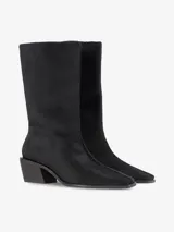 Botas estilo texana de caña media, confeccionadas en pelo color negro, con punta cuadrada y taco de madera.