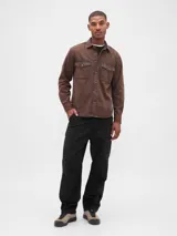 Pantalón cargo de corte recto y holgado, color negro, con bolsillos laterales tipo cargo y bolsillos traseros.