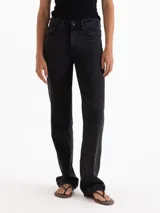 Jean straight tiro medio, fit recto y calce relajado, color negro lavado con diseño clásico de cinco bolsillos.