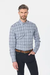 Camisa de manga larga con estampado de cuadros en tonos azules, grises y marrones. Presenta cuello abotonado, bolsillo frontal en el pecho y botones personalizados.