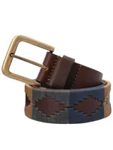 Cinturón de cuero natural con diseño artesanal de hilo encerado en tonos azul, gris y marrón con patrón geométrico. Cuenta con hebilla de metal en color bronce opaco.