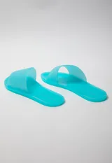 Sandalia chata color negro de goma semi transparente con tira ancha sobre el empeine.